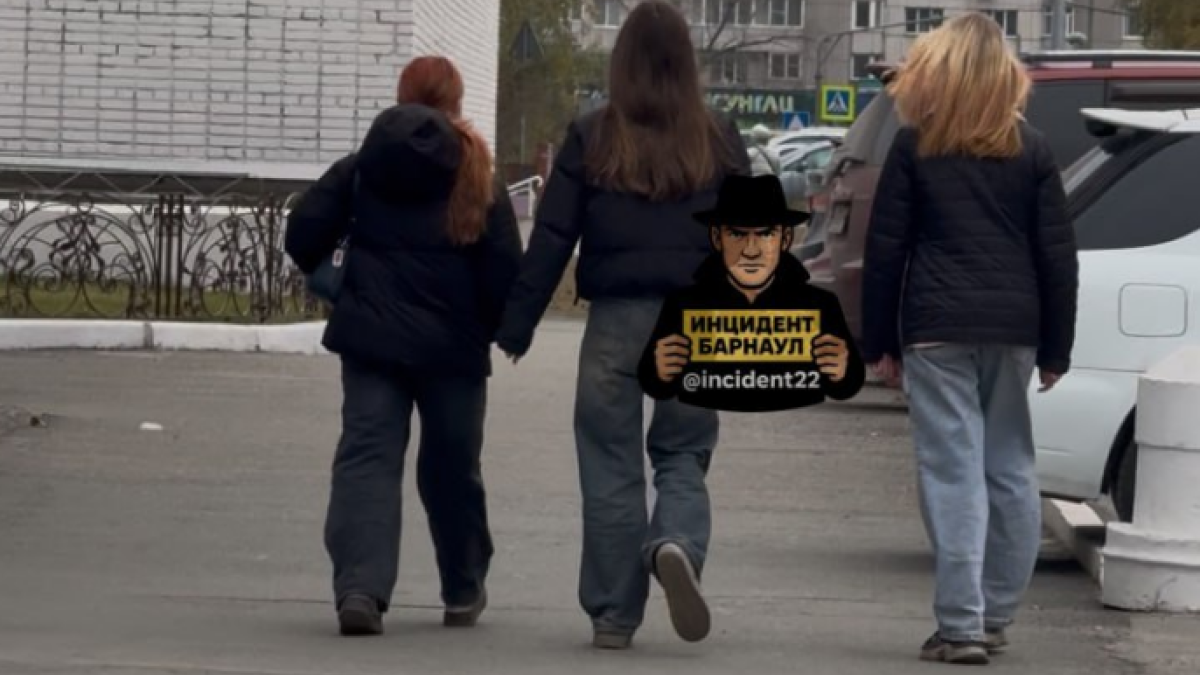 Девочки-подростки забрались на крышу многоэтажки и кидались палками в центре Барнаула Дети на улице