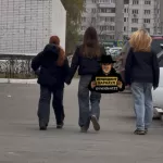 Девочки-подростки забрались на крышу многоэтажки и кидались палками в центре Барнаула