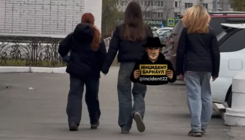 Девочки-подростки забрались на крышу многоэтажки и кидались палками в центре Барнаула