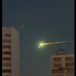 Над Москвой и Подмосковьем заметили нечто, похожее на метеорит. Видео