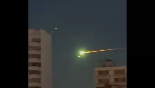 Над Москвой и Подмосковьем заметили нечто, похожее на метеорит. Видео