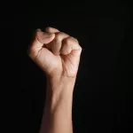 Житель Горно-Алтайска избил жену, заставшую его с девушками и знакомым