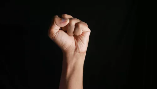 Житель Горно-Алтайска избил жену, заставшую его с девушками и знакомым