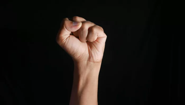 Житель Горно-Алтайска избил жену, заставшую его с девушками и знакомым