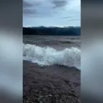 Осенний шторм запечатлели на берегу Телецкого озера. Видео