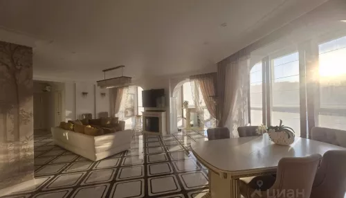 Пятикомнатную квартиру в стиле неоклассика продают в Барнауле за 36 млн рублей. Фото