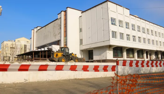 Последние ноты Оперы: в центре Барнаула разбирают легенду клубной жизни. Фото Последние ноты Оперы: в центре Барнаула разбирают легенду клубной жизни. Фото