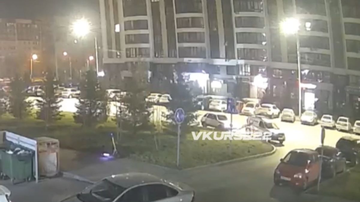 Автомобиль завалил дорожный знак в барнаульских новостройках и скрылся. Видео Момент ДТП на улице 65 лет Победы