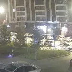 Автомобиль завалил дорожный знак в барнаульских новостройках и скрылся. Видео