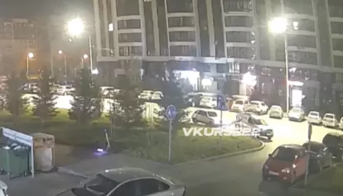 Автомобиль завалил дорожный знак в барнаульских новостройках и скрылся. Видео