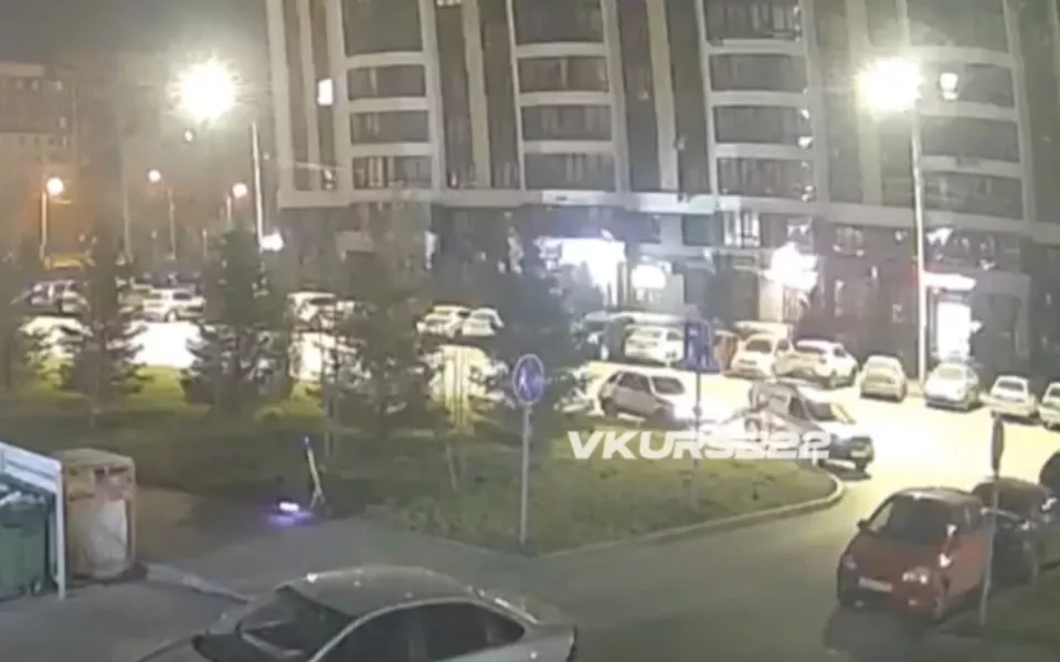 Автомобиль завалил дорожный знак в барнаульских новостройках и скрылся. Видео