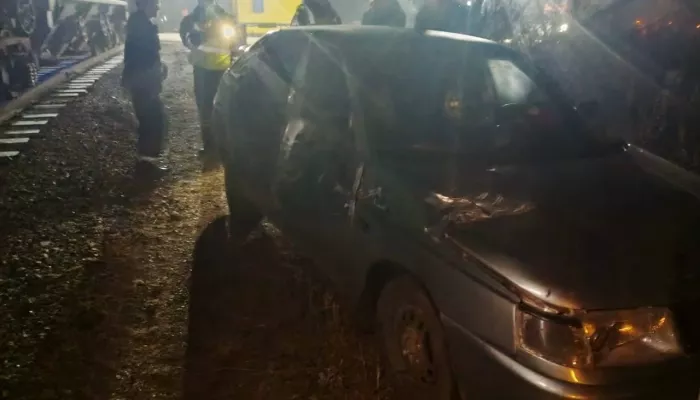 Поезд зацепил легковушку на железнодорожном переезде в Бийске Поезд зацепил легковушку на железнодорожном переезде в Бийске