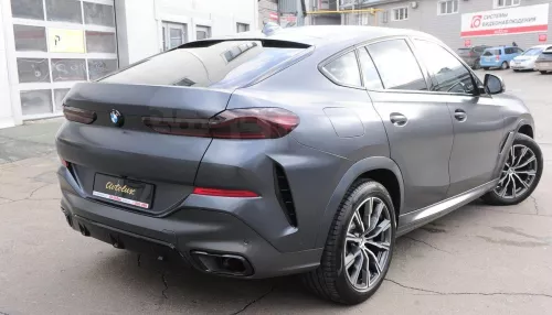 Матовый BMW с черным потолком и в дорогой коже продают в Барнауле. Фото