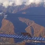 Она не заплатила за проходку!: сочинская лиса прошла по мосту на высоте 2200 метров