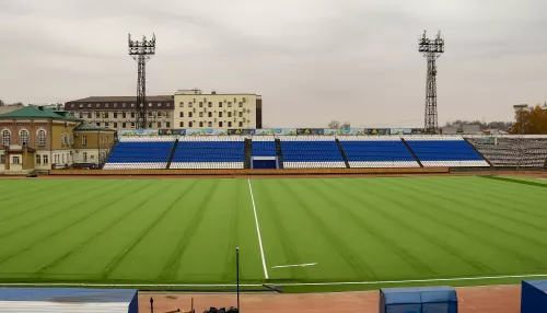 Вечнозеленое поле: на Динамо в Барнауле завершают укладку нового покрытия. Фото