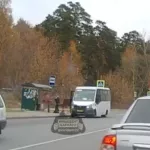 Барнаульцы стали свидетелями разборок у автобуса на остановке