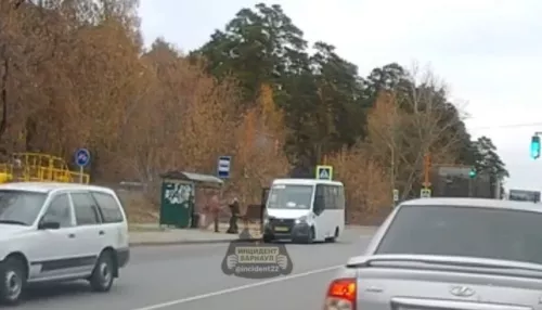 Барнаульцы стали свидетелями разборок у автобуса на остановке