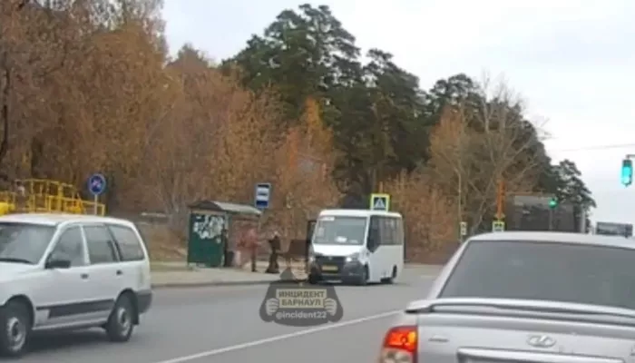 Барнаульцы стали свидетелями разборок у автобуса на остановке Барнаульцы стали свидетелями разборок у автобуса на остановке