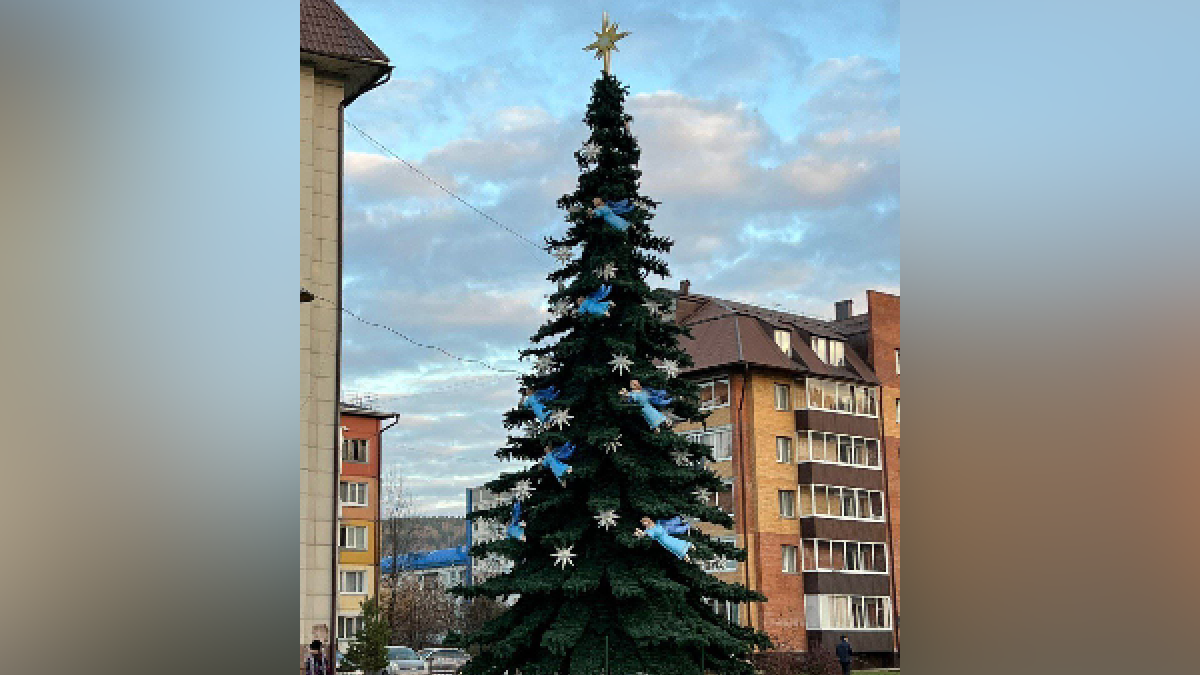 Новогодняя елка появилась в Горно-Алтайске в конце октября Новогодняя елка в Горно-Алтайске