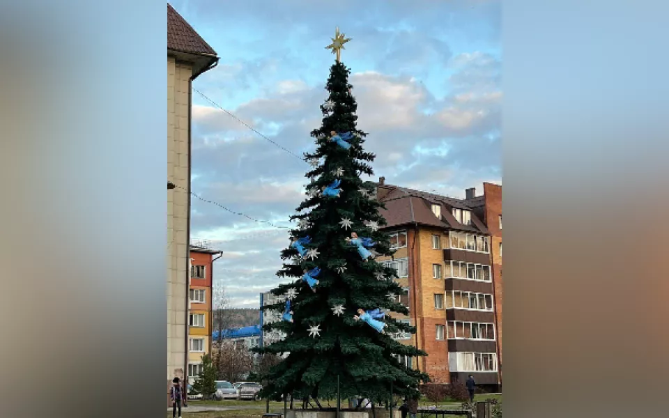 Новогодняя елка появилась в Горно-Алтайске в конце октября