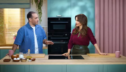 Барнаульский комментатор Михаил Меламед поведал Анфисе Чеховой о любви и подарил мед