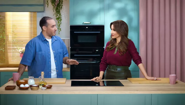 Барнаульский комментатор Михаил Меламед поведал Анфисе Чеховой о любви и подарил мед Барнаульский комментатор Михаил Меламед поведал Анфисе Чеховой о любви и подарил мед