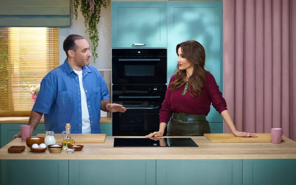 Барнаульский комментатор Михаил Меламед поведал Анфисе Чеховой о любви и подарил мед