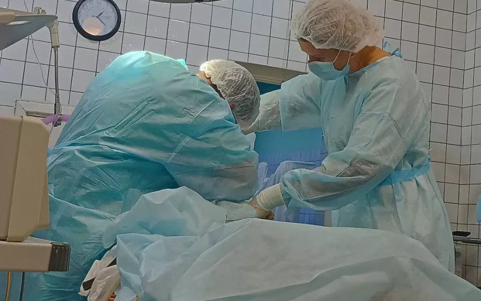 Хирург из Республики Алтай провел отпуск в ЛНР, помогая пациентам военного госпиталя