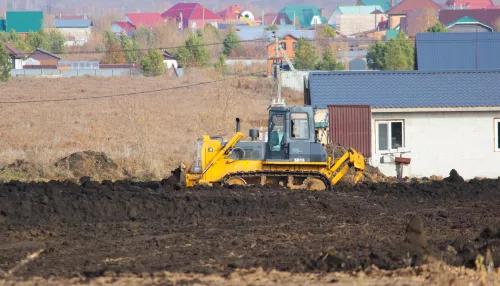 Дома, горы, трактора: как выглядит участок под глобальную стройку на краю Белокурихи