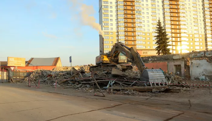 Здание с 200-летней историей сноят на улице Льва Толстого в Барнауле. Фото Здание с 200-летней историей сноят на улице Льва Толстого в Барнауле. Фото