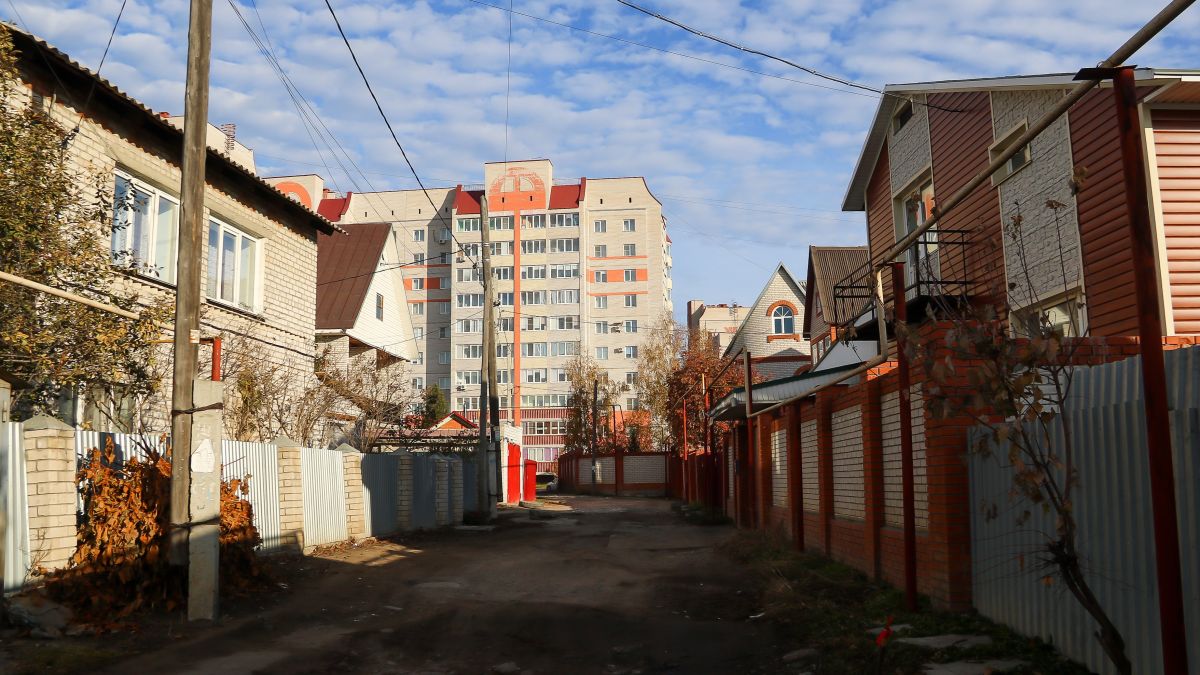 Частный сектор между ТРЦ "Огни" и "Лесной сказкой"