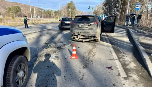 Пьяная жительница Республики Алтай устроила ДТП с двумя Geely Atlas