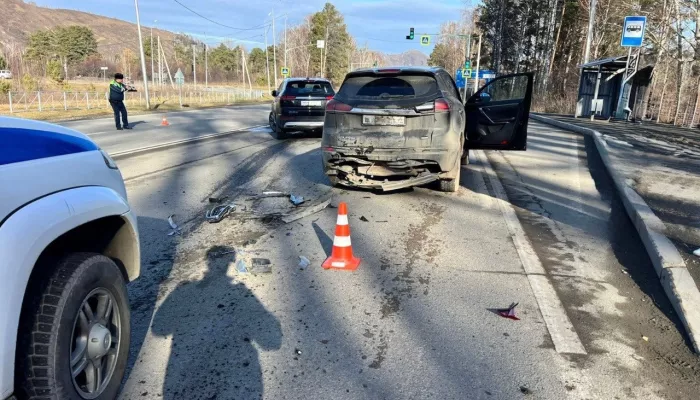 Пьяная жительница Республики Алтай устроила ДТП с двумя Geely Atlas