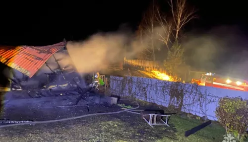 В поселке Известковый Республики Алтай полыхала хозпостройка на 36 квадратах