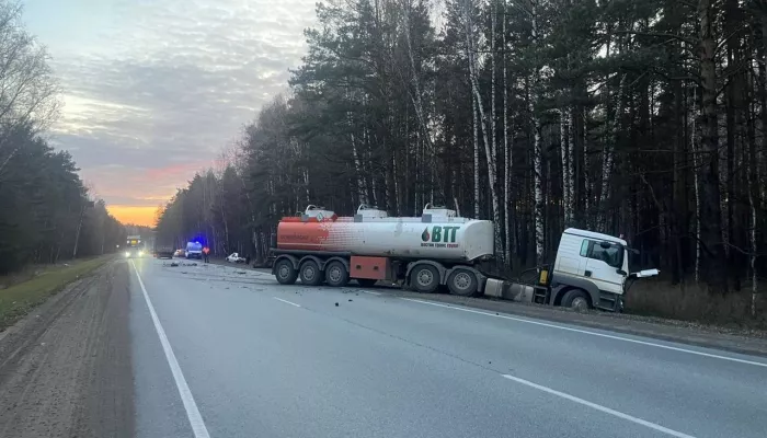 На новосибирской трассе произошло смертельное ДТП с участием бензовоза На новосибирской трассе произошло смертельное ДТП с участием бензовоза