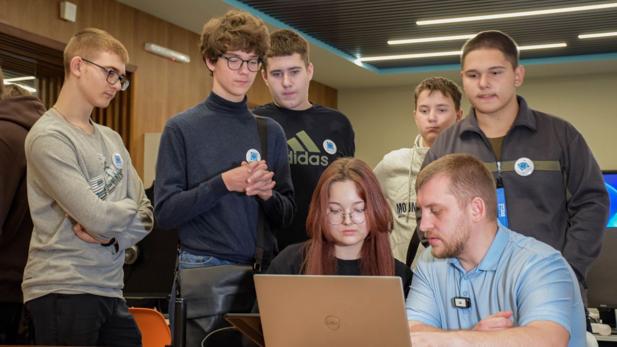 На базе педагогического кванториума АлтГПУ открыт Научный клуб Первых Научный клуб Первых