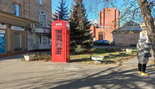Красная телефонная будка для обмена книгами появилась в Барнауле. Фото