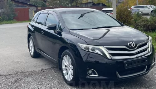 Черную Toyota с панорамной крышей и светодиодной оптикой продают в Горном Алтае. Фото