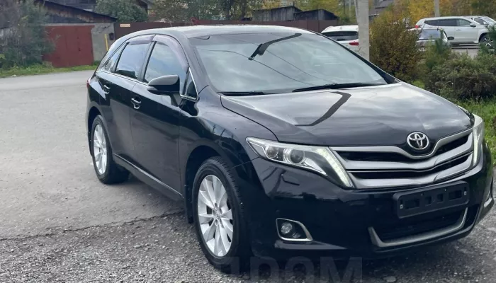 Черную Toyota с панорамной крышей и светодиодной оптикой продают в Горном Алтае. Фото