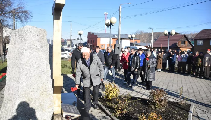 В Горно-Алтайске отдали дань памяти жертвам политических репрессий В Горно-Алтайске отдали дань памяти жертвам политических репрессий