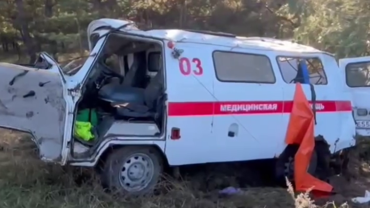 Автомобиль скорой помощи слетел с трассы в Алтайском крае: что известно о ДТП Место аварии