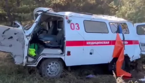 Автомобиль скорой помощи слетел с трассы в Алтайском крае: что известно о ДТП