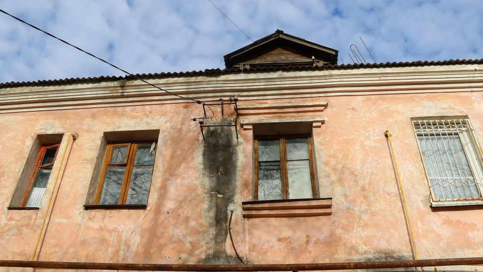 Аварийного дома на ул. Петра Сухова, 57 Аварийного дома на ул. Петра Сухова, 57