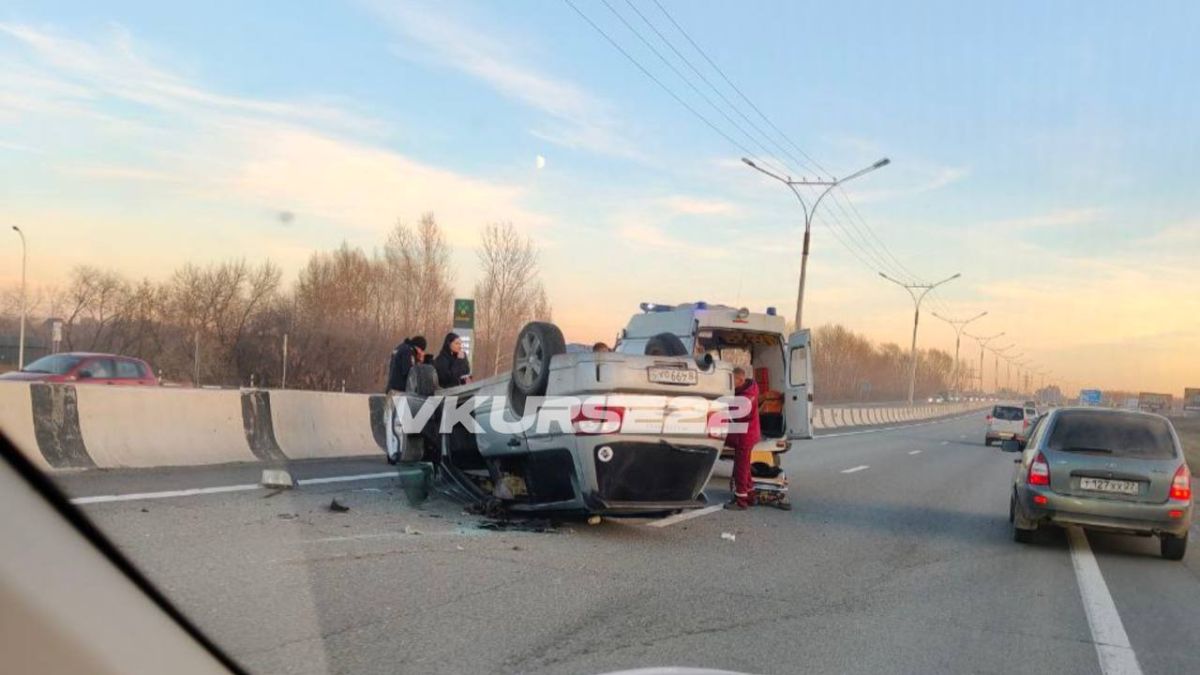 Subaru налетел на отбойник и перевернулся на крышу на трассе  Новосибирск— Барнаул ДТП в Первомайском районе