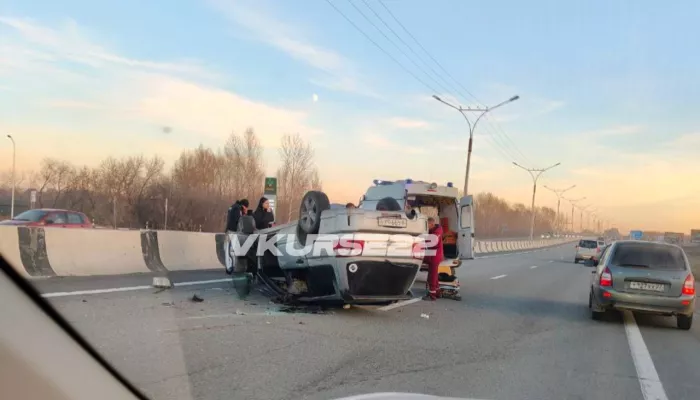 Subaru налетел на отбойник и перевернулся на крышу на трассе  Новосибирск— Барнаул Subaru налетел на отбойник и перевернулся на крышу на трассе  Новосибирск— Барнаул