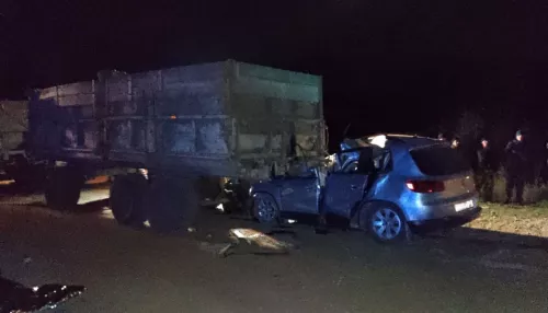 В Новосибирской области иномарку смяло под прицепом трактора: водитель погиб