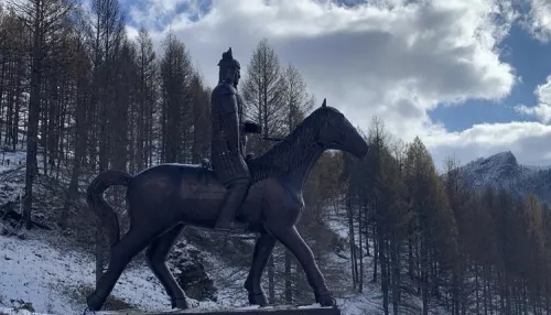 В Республике Алтай воздвигли памятник богатырю на средства жителей