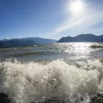 Сотрудники Алтайского заповедника показали темперамент Телецкого озера осенью. Фото