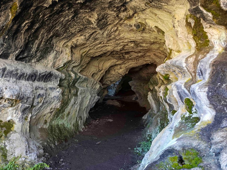 Пещера с "медвежьей лапой" в Чемальском районе