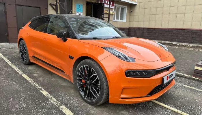 Газовая крыша и 536 лошадей: в Барнауле продают мощный электрокар в ярком цвете